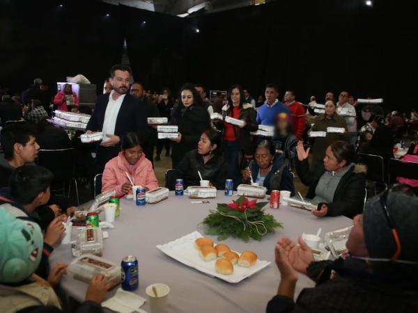 En unión y armonía, Gobierno de Puebla ofrece cenas navideñas a familias
