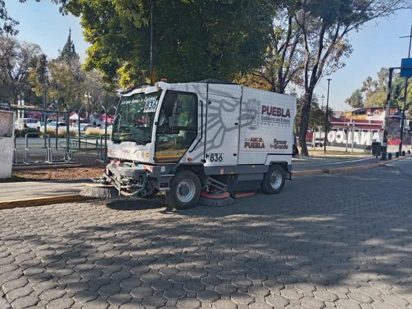 Fortalece Gobierno de Puebla barrido mecánico en el Centro Histórico