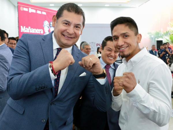 Gobernador Armenta Mier reconoce a "El Tigre" Arellano y le otorga beca universitaria