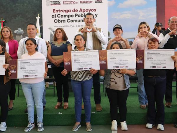 Ixtacamaxtitlán recibe apoyos estatales sin precedentes en maquinaria, fertilizantes y reforestación