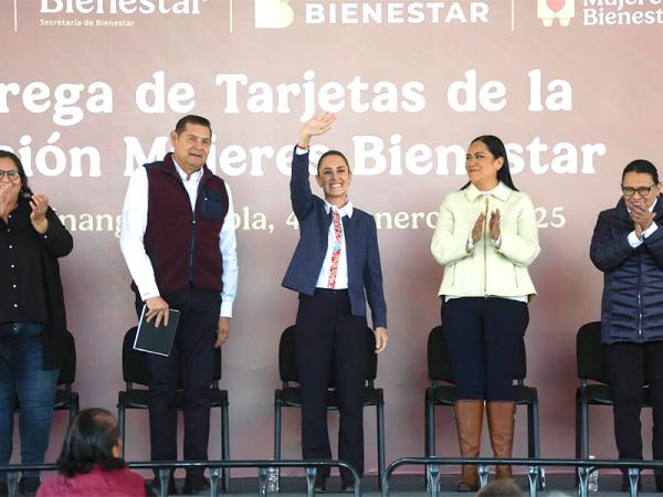En Huauchinango, Puebla, presidenta Claudia Sheinbaum entrega nuevas tarjetas para la pensión Mujeres Bienestar