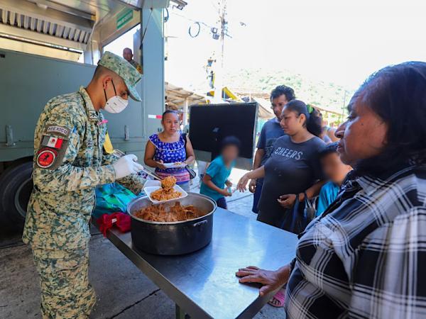 Fuerzas armadas, con sensibilidad y prontitud, atienden a la población afectada en la Sierra Norte