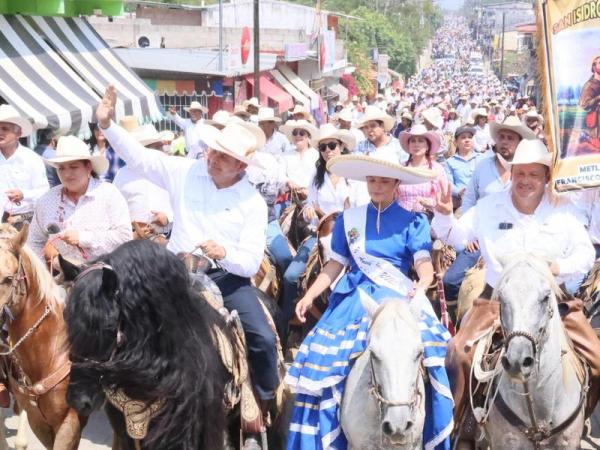 Gobernador Armenta se une a la cabalgata más grande en honor a San Isidro Labrador