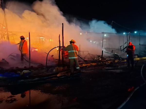 Controla Protección Civil incendio en Central de Abasto de Huixcolotla