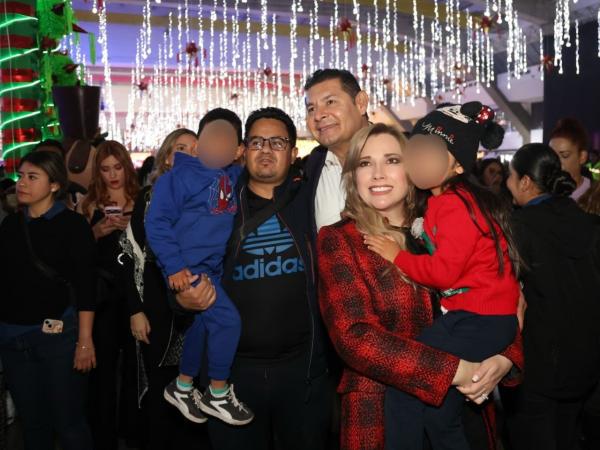 Familias poblanas conviven con paz y alegría en el Festival Navideño 2025