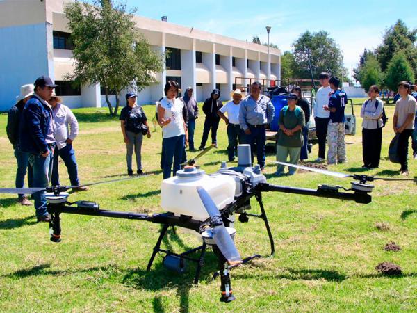 Impulsa UTH innovación tecnológica en el campo con demostración de dron