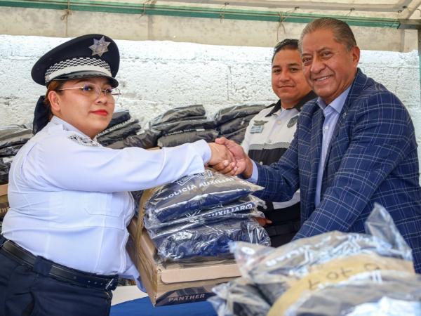 Policía Auxiliar concluye entrega de uniformes a personal operativo y médico