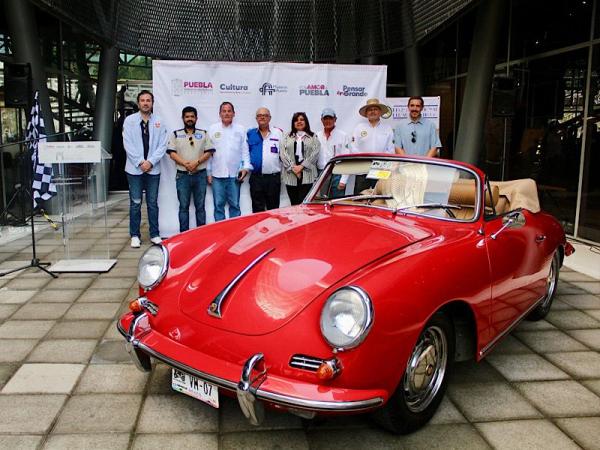 Exitosa exhibición y Caravana de Autos Antiguos por las calles de Puebla