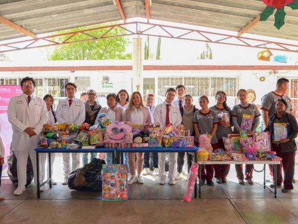 Entrega USEP juguetes a niñas y niños de San Pedro Cholula
