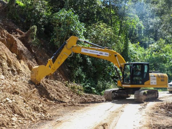 Gobierno federal y estatal restablecen caminos, entregan víveres y rehabilitan servicios en Pahuatlán