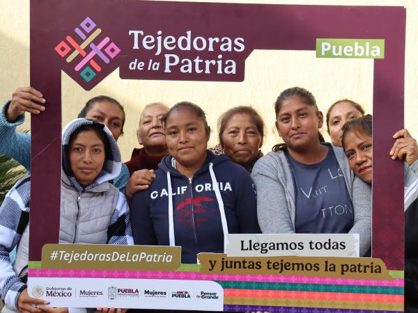 Gobierno federal y estatal promueven red Tejedoras de la Patria en Puebla
