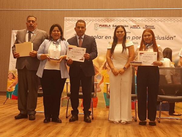 Más de 700 maestras participan en seminario de inclusión en Puebla