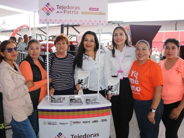Puebla impulsa liderazgo femenino con capacitación a Tejedoras de la Patria
