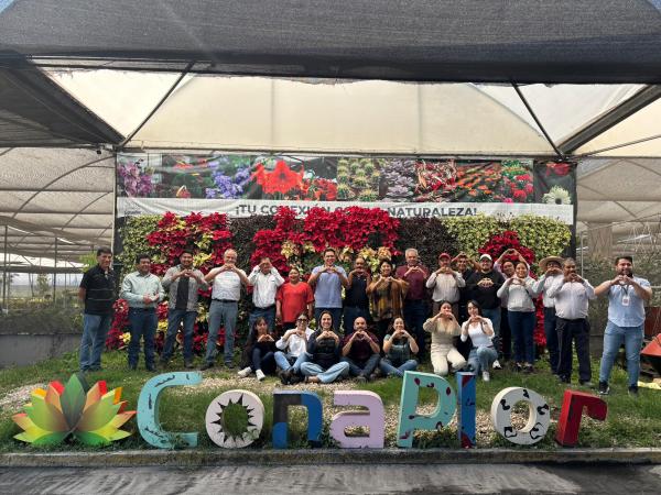 Productores de ornamentales de Puebla conocen modelo de comercialización de CONAPLOR