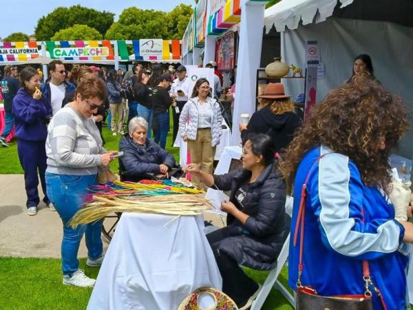 Puebla destaca en tianguis binacional con artesanías de palma