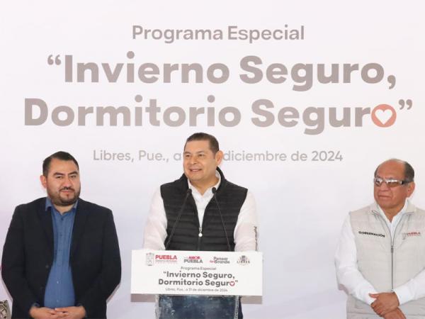 Armenta entrega cobertores en una de las zonas más frías del Estado de Puebla
