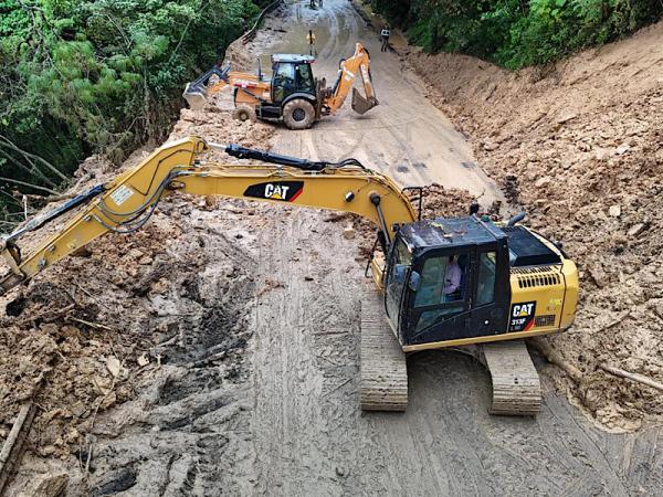 Módulos de maquinaria rehabilitan carreteras y caminos en la Sierra Norte