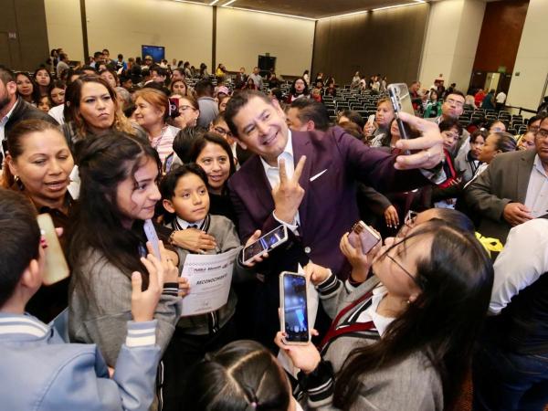 Con seguridad en educación, gobernador Armenta cumple sueños de la niñez poblana