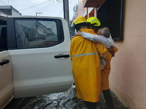 Protección Civil atiende afectaciones por lluvias en zona metropolitana
