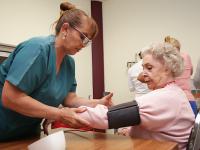 Con sensibilidad y cuidados, Gobierno de Puebla fortalece la paz en Casa del Abue