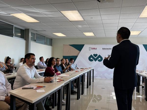 Docentes presentan avances de doctorado en innovación educativa del IPMP