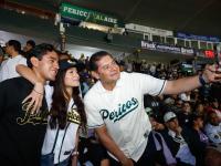 En compa&ntilde;&iacute;a de su pap&aacute;, el Gobernador Armenta acude a inicio de temporada de Pericos
