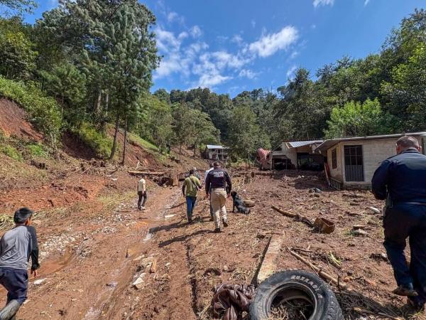 Apoyo firme a policías auxiliares afectados por fuertes lluvias en Huauchinango