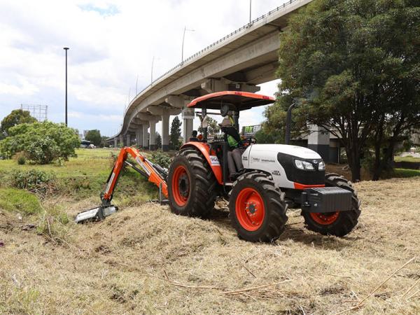 Transforma gobierno estatal accesos a Puebla con barrido mecánico y mantenimiento