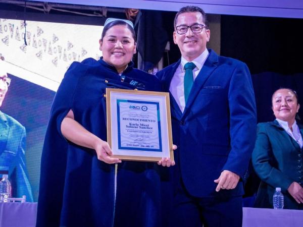 Celebra UTTehuacán graduación de Enfermería