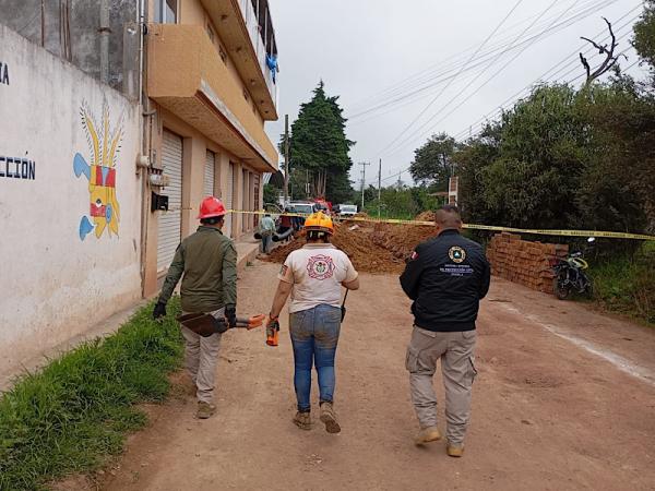 Protección Civil rescata a trabajadores tras derrumbe en Zacatlán