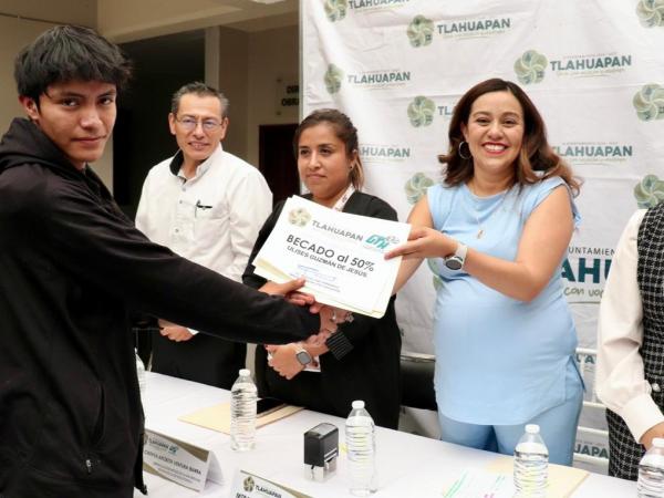 UTH y gobierno de Santa Rita Tlahuapan apoyan a estudiantes de la institución