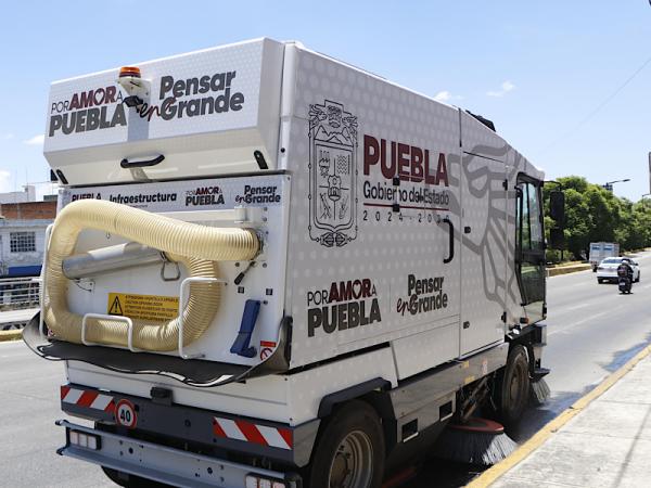 Con barredoras mecánicas Gobierno Estatal atiende siete vialidades principales en Puebla Capital