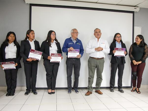 Estudiantes de UTTECAM publican investigación sobre beneficios medicinales de la cebolla