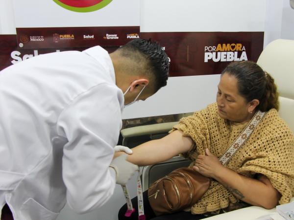 Salud acerca servicios gratuitos y preventivos a familias de Tehuacán