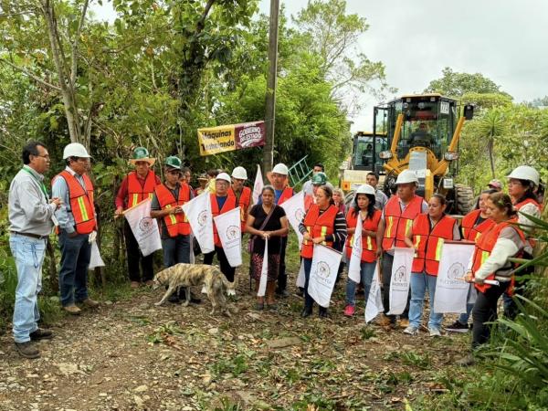 Inicia Gobierno del Estado trabajos de mejoramiento en camino rural en la Sierra Nororiental