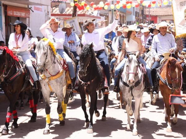 Chignahuapan vive tradiciones con seguridad, gobernador Armenta encabeza cabalgata con mil jinetes