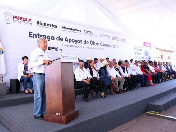 Gobierno del Estado entrega mobiliario para espacios educativos en Chignahuapan