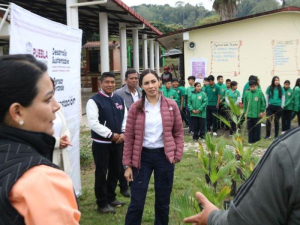 EnVERDEce escuelas Medio Ambiente; entrega plantas en dos comunidades