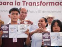 Gobierno ampl&iacute;a conectividad digital; 2 mil j&oacute;venes en Xicotepec reciben becas del bienestar