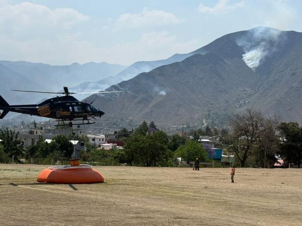 Por aire y por tierra órdenes de gobierno combaten incendio forestal en Zautla