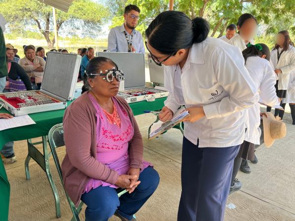 Atiende Conalep salud visual de población en Huaquechula