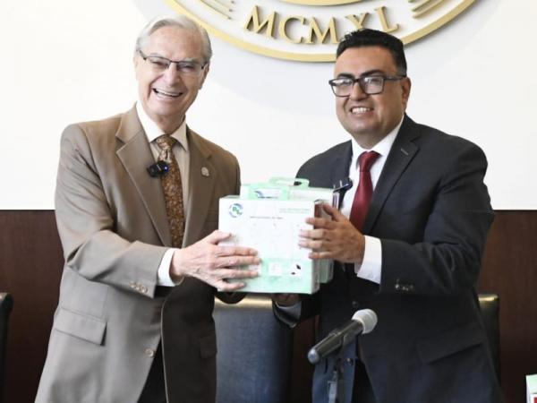 Recibe Salud donación de 100 mil jeringas por parte de la UDLAP