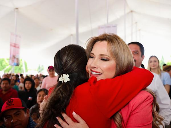 Con amor y cariño SEDIF consiente a 2 mil madres en Acatzingo
