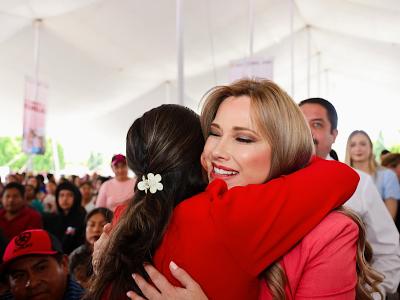 Con amor y cari&ntilde;o SEDIF consiente a 2 mil madres en Acatzingo