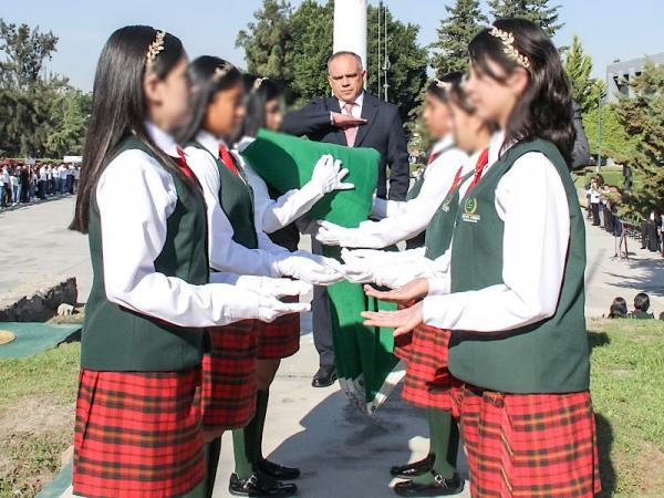 UTTECAM honra el Día de la Bandera
