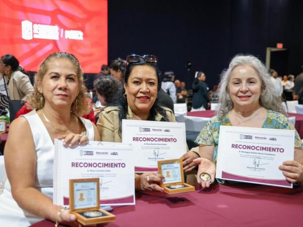 Reconoce SEP trayectoria a casi 2 mil docentes por 30 y 40 años de servicio