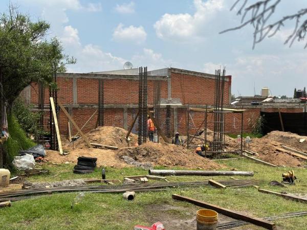 CAPCEE evalúa daño en barda afectada por lluvia en Secundaria Técnica de Coronango