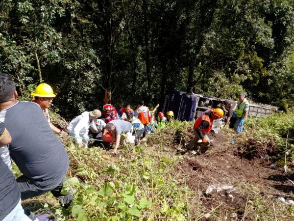 Diferentes áreas del Gobierno del Estado atienden accidente en la México-Tuxpan