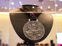 Presentan medalla y playeras oficiales del Marat&oacute;n de Puebla