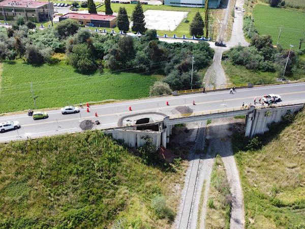 Secretaría de Infraestructura efectúa cierre temporal en acceso al aeropuerto por socavón
